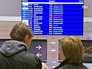 Пассажиры в терминале аэропорта Пассажиры в терминале аэропорта