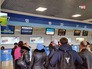 Пассажиры у стоек регистрации в аэропорту Пассажиры у стоек регистрации в аэропорту