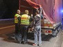 Европейская полиция проверяет грузовик Европейская полиция проверяет грузовик