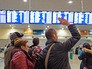 Туристы в аэропорту Туристы в аэропорту