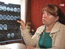 Мама пострадавшего ребенка смотрит рентгеновский снимок Мама пострадавшего ребенка смотрит рентгеновский снимок