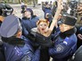 Украинская полиция задерживает активисток движения FEMEN Украинская полиция задерживает активисток движения FEMEN
