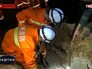 Спасатели достают из канализационного люка корову Спасатели достают из канализационного люка корову