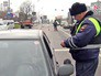 Инспектор ДПС проверяет документы у водителя Инспектор ДПС проверяет документы у водителя