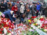 Москвичи возлагают цветы к посольству Франции в Москве в память о погибших в результате серии террористических актов в Париже Москвичи возлагают цветы к посольству Франции в Москве в память о погибших в результате серии террористических актов в Париже