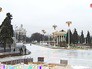 Подготовка ледового покрытия катка на ВДНХ в Москве Подготовка ледового покрытия катка на ВДНХ в Москве