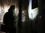 Женщина у закрытого, из-за отсутствия электричества, ателье по ремонту одежды в Симферополе Женщина у закрытого, из-за отсутствия электричества, ателье по ремонту одежды в Симферополе
