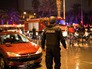 Полицейский перекрывает дорогу, ведущую к месту взрыва Полицейский перекрывает дорогу, ведущую к месту взрыва