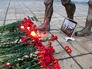 Цветы у памятника авиаторам в центре Липецка в память о подполковнике липецкого авиацентра ВВС России Олеге Пешкове Цветы у памятника авиаторам в центре Липецка в память о подполковнике липецкого авиацентра ВВС России Олеге Пешкове