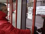 Мужчина у дверей не работающего магазина в Симферополе Мужчина у дверей не работающего магазина в Симферополе