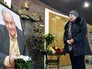 Москвичи возлагают цветы к портрету народного артиста СССР режиссера Эльдара Рязанова Москвичи возлагают цветы к портрету народного артиста СССР режиссера Эльдара Рязанова