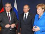 Председатель Еврокомиссии Жан-Клод Юнкер, президент России Владимир Путин и канцлер Германии Ангела Меркель Председатель Еврокомиссии Жан-Клод Юнкер, президент России Владимир Путин и канцлер Германии Ангела Меркель