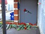 Цветы у входе в спортивный клуб в Саратове, где был убит тренер по карате Цветы у входе в спортивный клуб в Саратове, где был убит тренер по карате