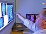 Врачи изучают рентген Врачи изучают рентген