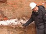 Заведующий отделом средневековой археологии института археологии РАН Владимир Коваль разглядывает камень найденный на реконструкции Кремля Заведующий отделом средневековой археологии института археологии РАН Владимир Коваль разглядывает камень найденный на реконструкции Кремля