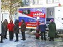 Жители посёлка возле мобильной поликлиники Жители посёлка возле мобильной поликлиники