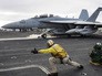 Взлёт истребителя ВВС США с авианосца Взлёт истребителя ВВС США с авианосца