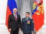 Президент России Владимир Путин и полковник Серик Султангабиев Президент России Владимир Путин и полковник Серик Султангабиев
