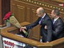 Олег Барна уносит Арсения Яценюка с трибуны Олег Барна уносит Арсения Яценюка с трибуны
