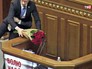 Олег Барна уносит Арсения Яценюка с трибуны Олег Барна уносит Арсения Яценюка с трибуны