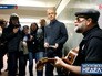 Лидер группы "Аквариум" Борис Гребенщиков выступает в подземном переходе Лидер группы "Аквариум" Борис Гребенщиков выступает в подземном переходе