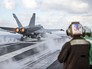 Истребитель ВВС США взлетает с палубы авианосца Истребитель ВВС США взлетает с палубы авианосца