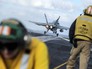 Истребитель ВВС США взлетает с палубы авианосца Истребитель ВВС США взлетает с палубы авианосца