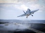 Истребитель ВВС США взлетает с палубы авианосца Истребитель ВВС США взлетает с палубы авианосца