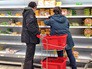 Покупатели в супермаркете Покупатели в супермаркете