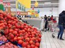 Помидоры на прилавке в супермаркете Помидоры на прилавке в супермаркете