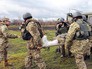Украинские военные несут раненного на носилках Украинские военные несут раненного на носилках