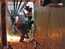 Рабочие проводят капремонт Рабочие проводят капремонт
