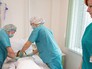 Медики ухаживают за пациентом в больнице Медики ухаживают за пациентом в больнице