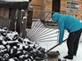 Женщина разгребает уголь Женщина разгребает уголь
