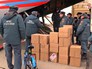 Спасатели МЧС разгружают гуманитарную помощь Спасатели МЧС разгружают гуманитарную помощь