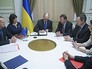 Арсений Яценюк подписывает соглашение с МВФ Арсений Яценюк подписывает соглашение с МВФ