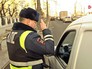 Инспектор ДПС остановил водителя для проверки Инспектор ДПС остановил водителя для проверки