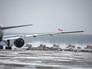 Снегоуборочная техника расчищает посадочную полосу в аэропорту Снегоуборочная техника расчищает посадочную полосу в аэропорту