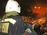 Пожарные работают на месте возгорания Пожарные работают на месте возгорания