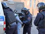 Полиция ведет задержанного Полиция ведет задержанного