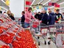 Покупатели в супермаркете Покупатели в супермаркете