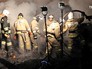 Пожарные работают на месте возгорания Пожарные работают на месте возгорания