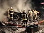 Пожарные работают на месте возгорания Пожарные работают на месте возгорания