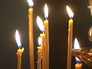 Прихожане храма ставят свечи Прихожане храма ставят свечи
