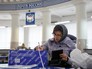 Посетитель в зале Главпочтамта получает посылку Посетитель в зале Главпочтамта получает посылку