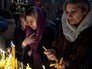 Прихожане в храме накануне празднования Рождества Христова Прихожане в храме накануне празднования Рождества Христова