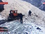 Сотрудники коммунальной службы проводят расчистку трассы после схода лавины Сотрудники коммунальной службы проводят расчистку трассы после схода лавины