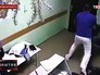Момент нападения хирурга на пациента. Кадр из съемки видеонаблюдения Момент нападения хирурга на пациента. Кадр из съемки видеонаблюдения