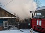 Сотрудники пожарной охраны на месте возгорания Сотрудники пожарной охраны на месте возгорания