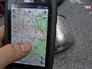 GPS-навигатор в руках GPS-навигатор в руках